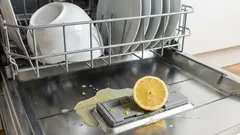 Czy należy dodawać cytrynę do zmywarki: dlaczego jest to zalecane i jaki ma to wpływ na naczynia.