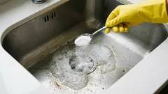 Nieprzyjemny zapach z kanalizacji w kuchni lub łazience? Prosty domowy sposób, który często zajmuje zaledwie kilka minut.